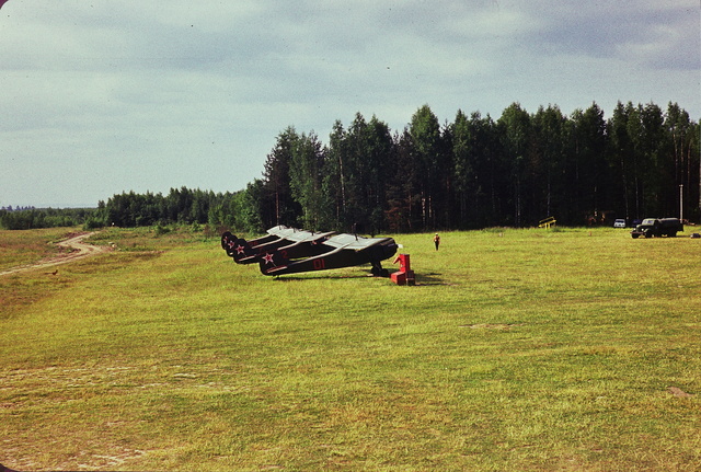 Ridali vana angaari (kuuri) ees, 1975 a.
