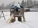 ...ja Kristofer puhastas laste ronimisatraktsiooni lumest