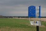 Pociunai lennuväli paistab (EU tärnide taga)