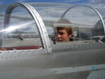 Kohalik noormees Aleksander proovimas, mis tunne on istuda lennukijuhise taga