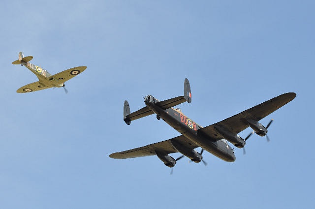 Avro Lancaster ja Spitfire