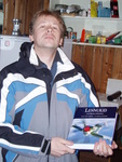 Ridali Lennuklubi tähtsaima teose autor koos tänutäheks saadud raamatuga