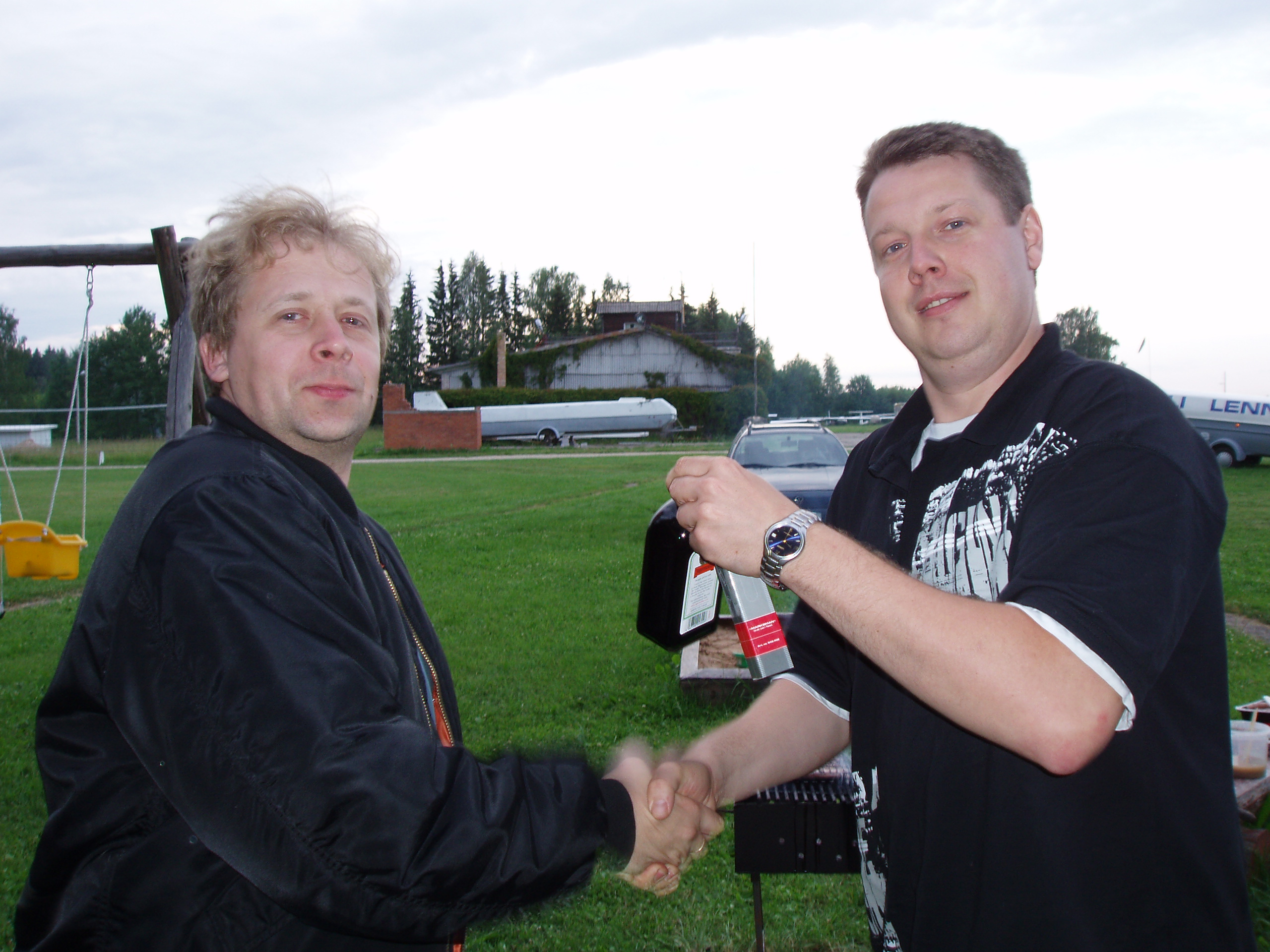 ...ja teine sünnipäevalaps õnnitleb esimest