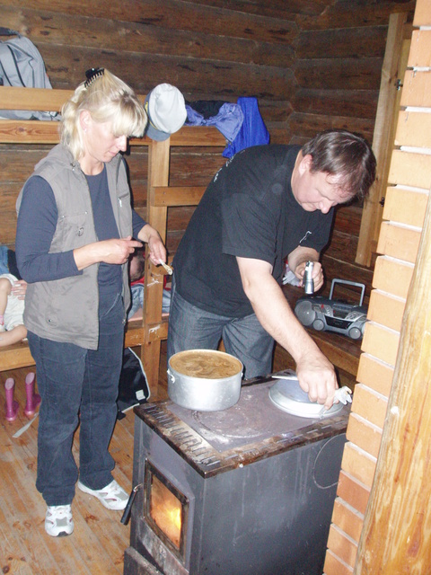 Sylva ja Einar kohvi keetmas