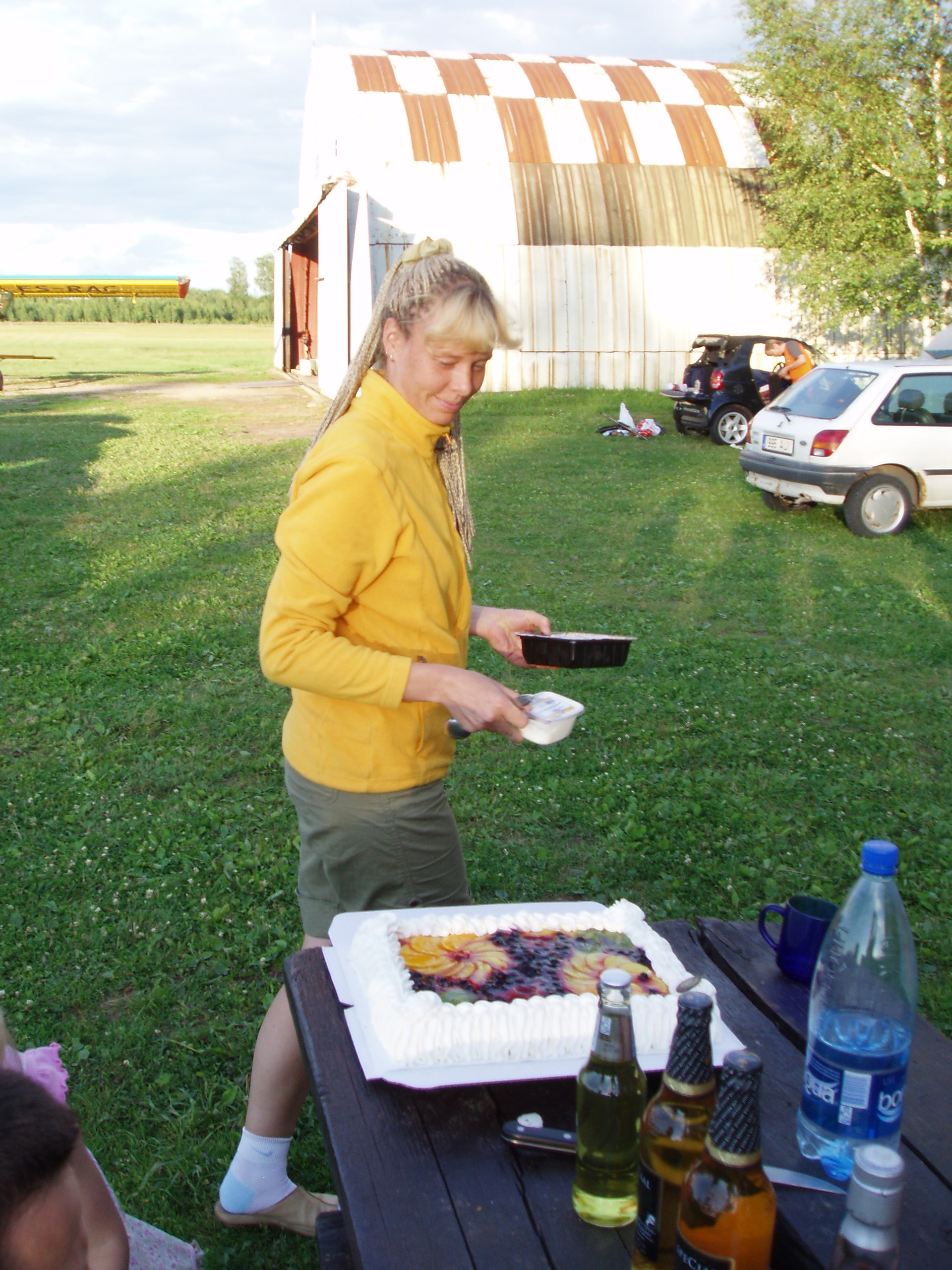 Triin tõi Jaanuse väljalennu puhul tordi...