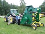 Tutvutakse uue klubi traktor-niidukiga