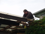 Einar puhastas katusepealse ja lisas ühe katuseplaadi