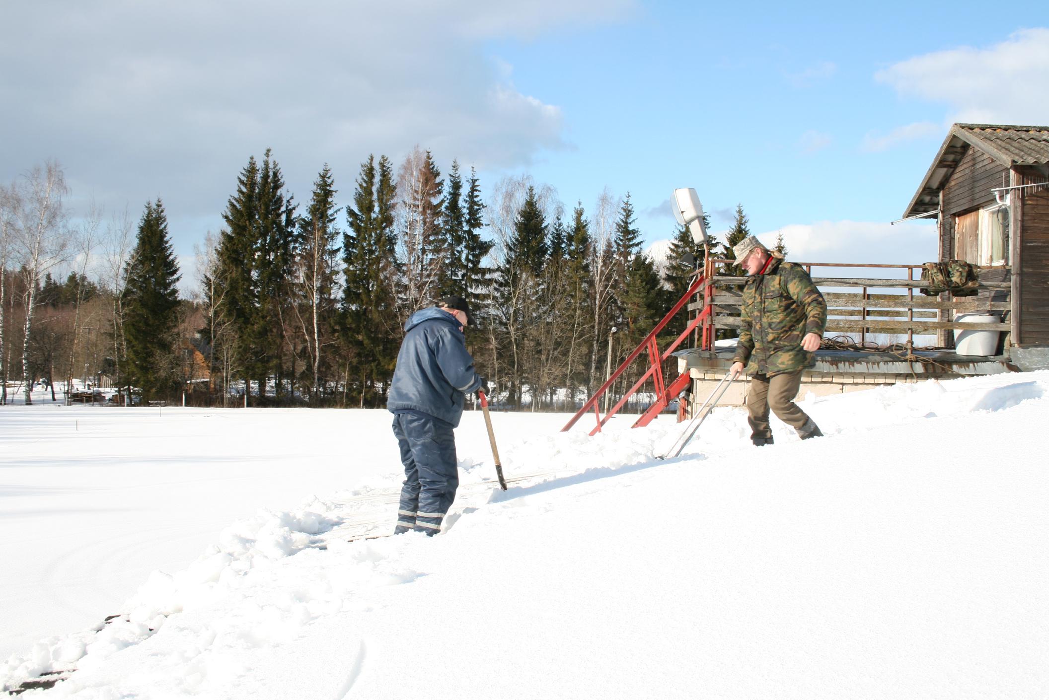Viktor ja Raul möllamas läänekatusega