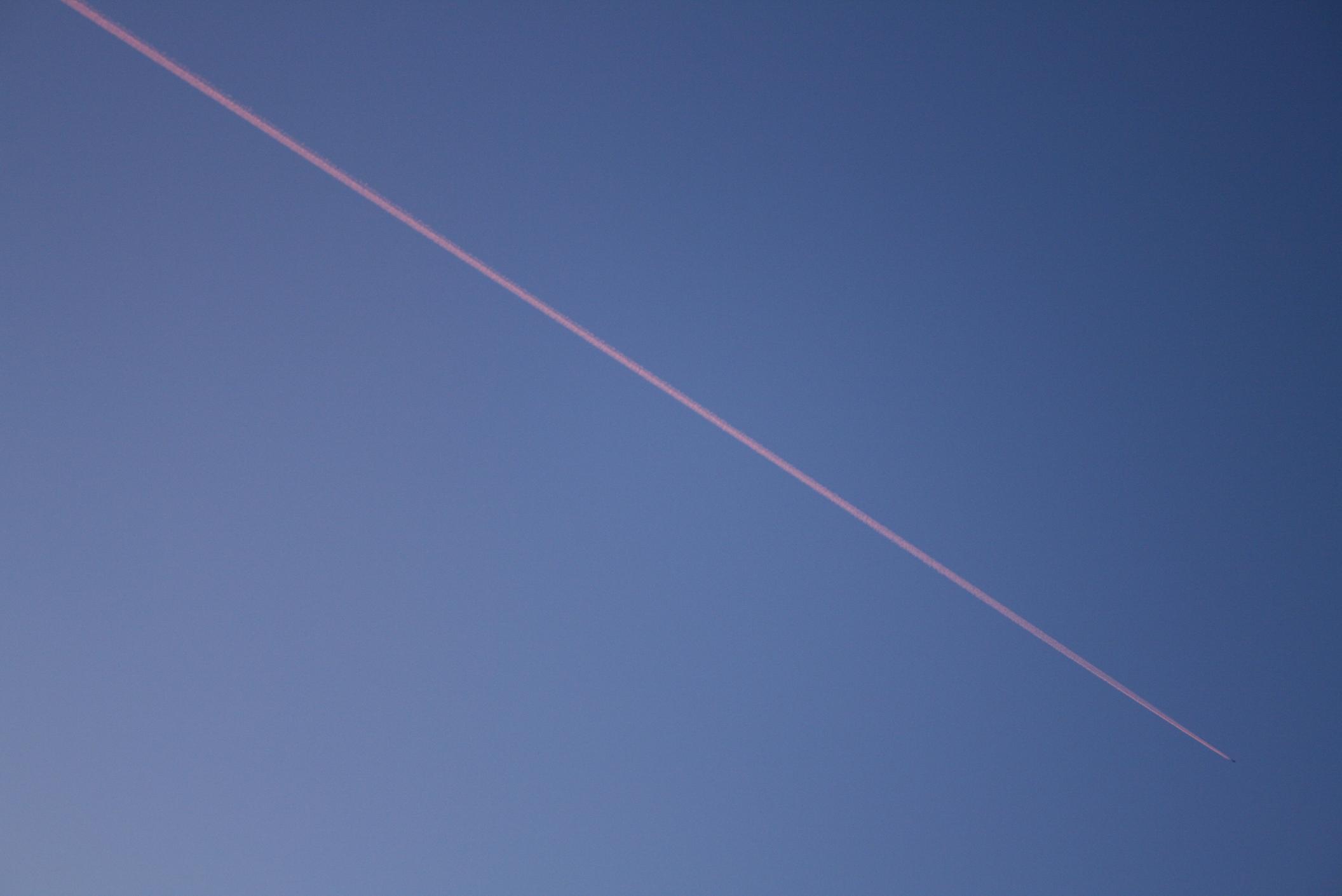 Päikeseloojangu värvi lennukitriip