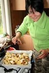 Jane valmistamas imehäid mundris kartuleid