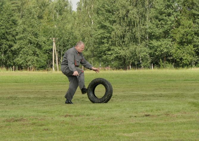 Väikse poisina jooksutas ta aiaäärses tänavas võru, nüüd autorehvi :)