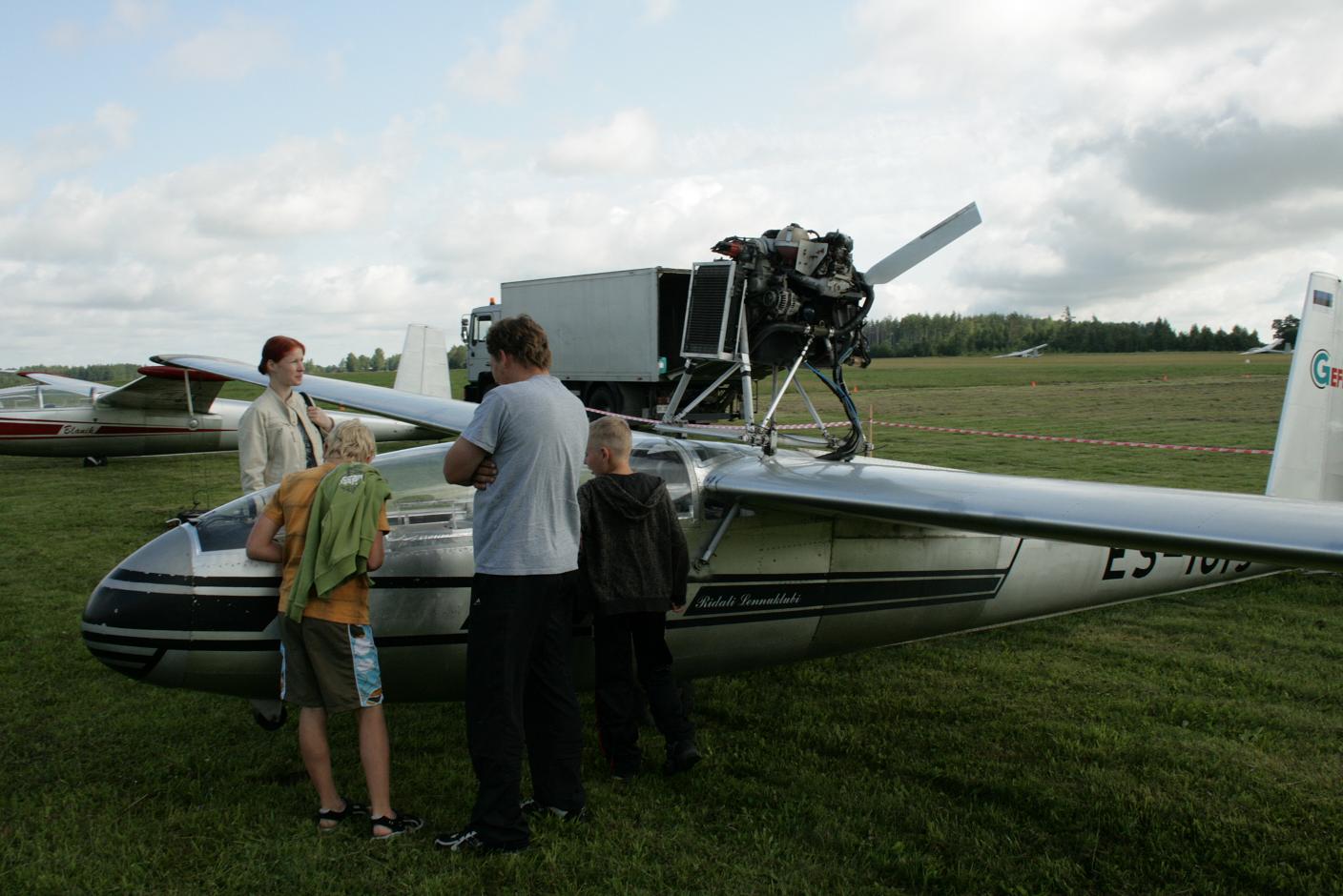 Rahvas uudistas Viktori lennumasinat