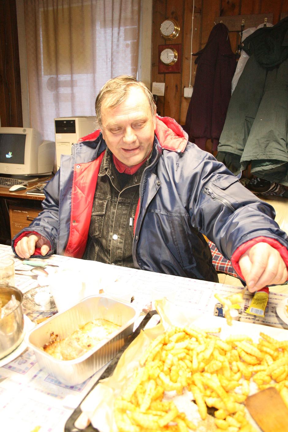 ...söödi plastmasskartuleid...