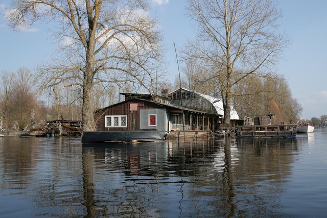 Lodjameestel vesi hoovis