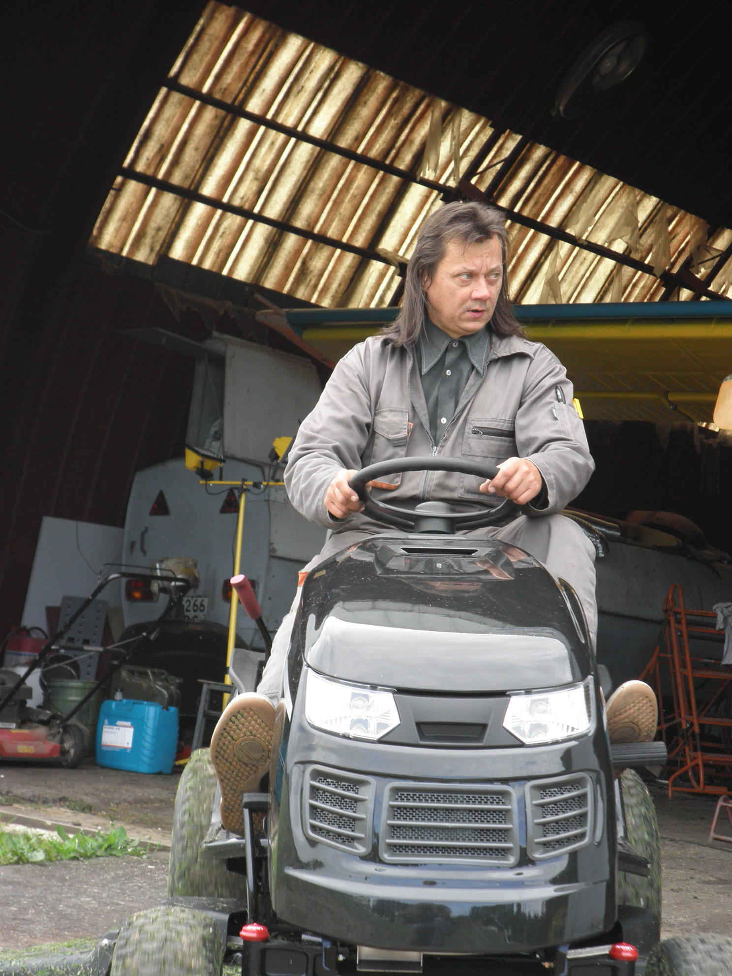 Kõik tahtsid niita uue muruniidukiga.