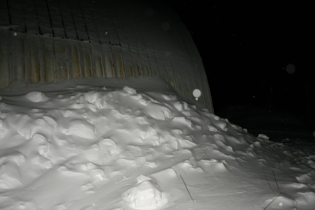 Lumi angaari katuselt alla saadud