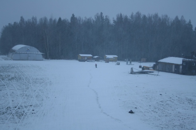 Torm Friedhelm tõi lume Ridalisse ja Einar viis lumelabida köögi juurde