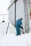 Heinar ja Alari kaevasid angaari uksi lumest-jääst lahti