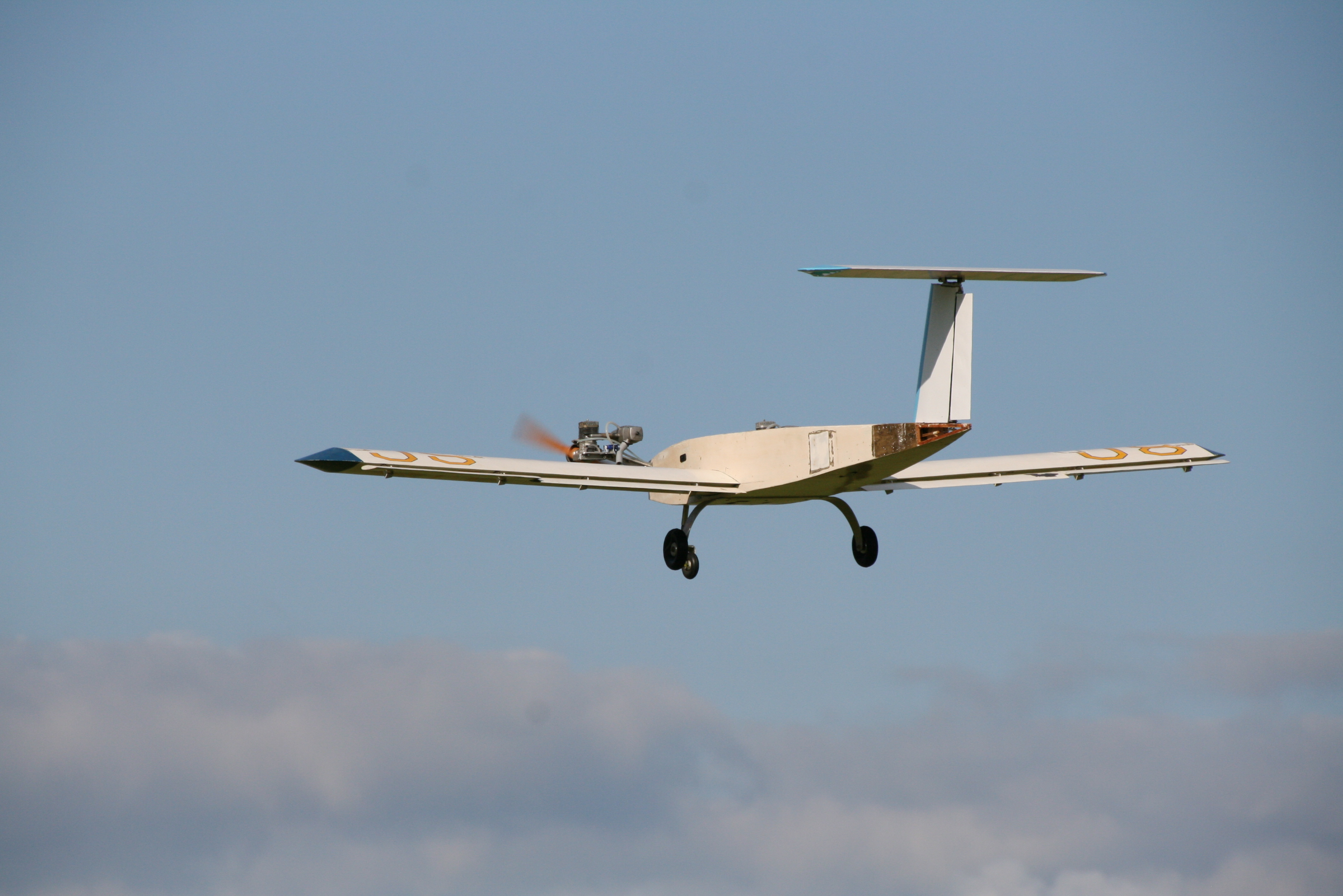 Teadaolevalt Eesti esimene kahe sisepõlemismootoriga mudel õhus!