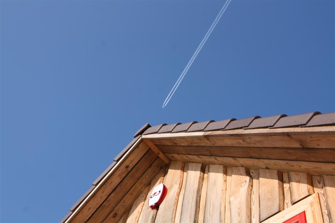 747 lendas maja harja kohal