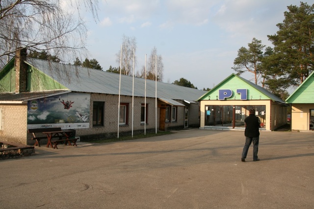 Langevarjuklubil on vinge hoonetekompleks...