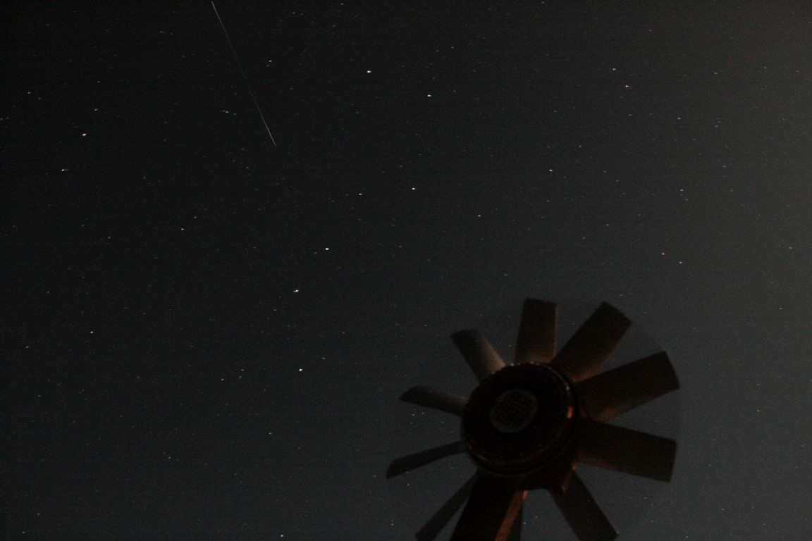 Suur vanker ja juhuslik komeet kopteri kohal