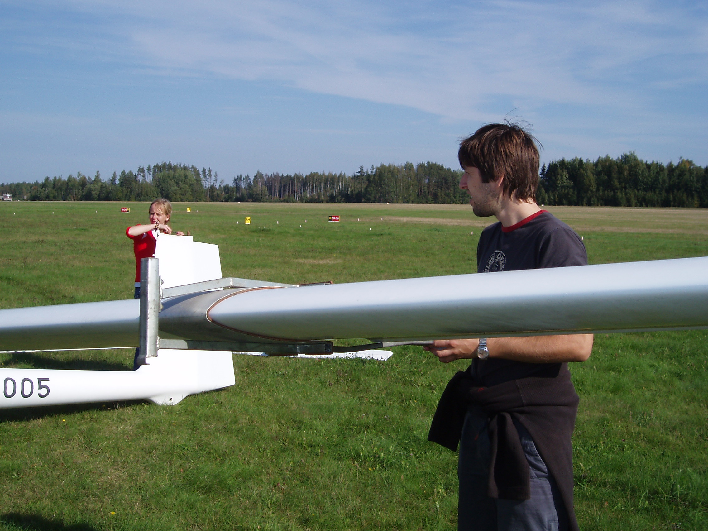 EV kord talvekorterisse minna, sestap Kati ja Leho lennuki kallal