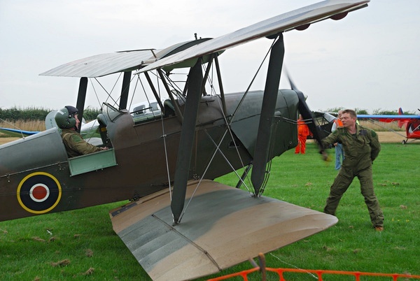 Tiger Moth'i käivitatakse käega Tiger Moth'i käivitatakse käega